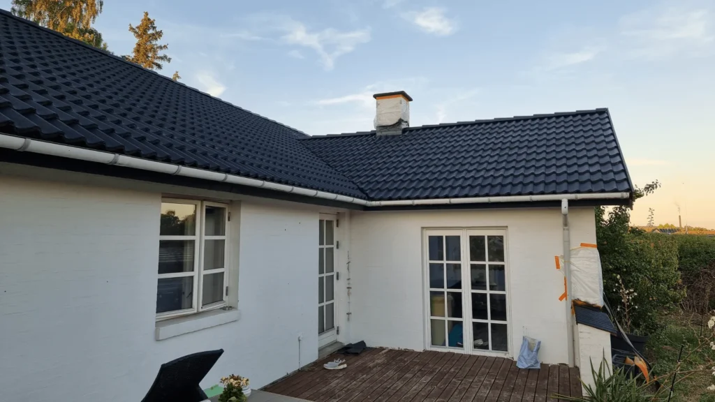 Hvidt hus med sort tag